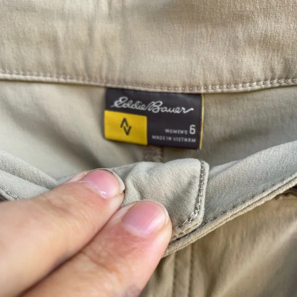 Eddie Bauer Taupe Cargo Shorts, size 6 - Picture 4 of 5